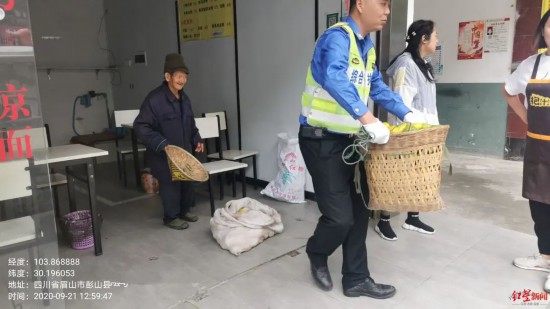  执法队员帮助老人