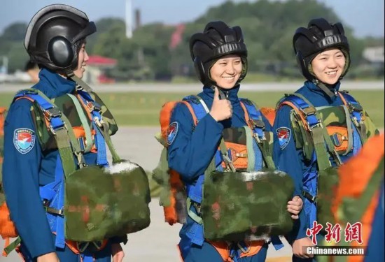 女飞行员|女飞行员驾机千里投送空降兵！网友：颜值与实力齐飞