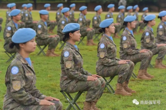 女飞行员|女飞行员驾机千里投送空降兵！网友：颜值与实力齐飞