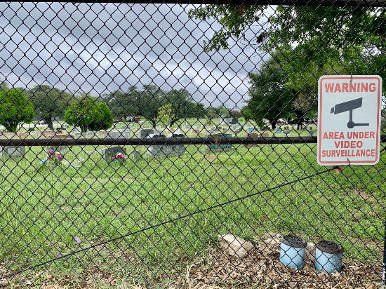 黑人社区|美15座黑人墓碑接连遭破坏 被泼蓝色油漆