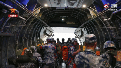 女飞行员|女飞行员驾机千里投送空降兵！网友：颜值与实力齐飞