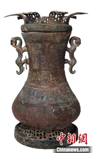 蛇纹莲盖铜壶，春秋时期文物。山西省公安厅供图