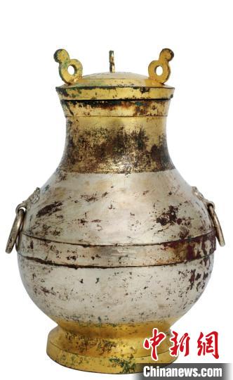木胎铜鎏金壶，战国时期文物。山西省公安厅供图