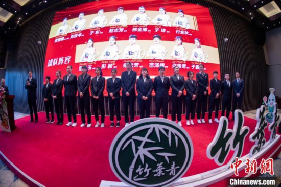 山西烈焰竹叶青女篮全体队员亮相。　韦亮 摄