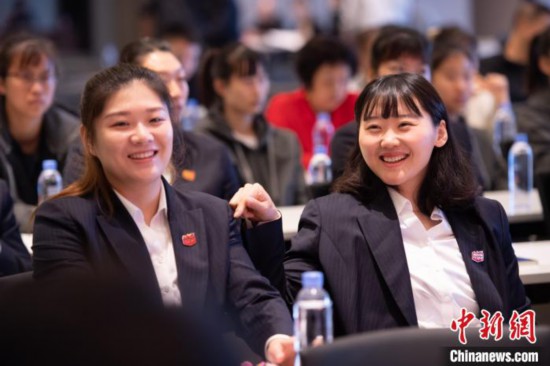 山西女篮队长武桐桐(右)出席发布会。　韦亮 摄