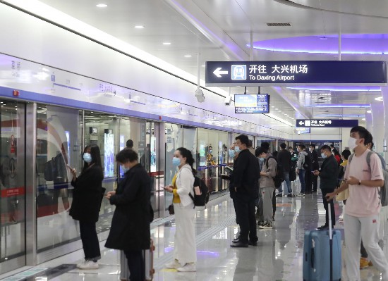 今日，大兴机场线4编组列车上线试跑。摄影/新京报记者 王贵彬