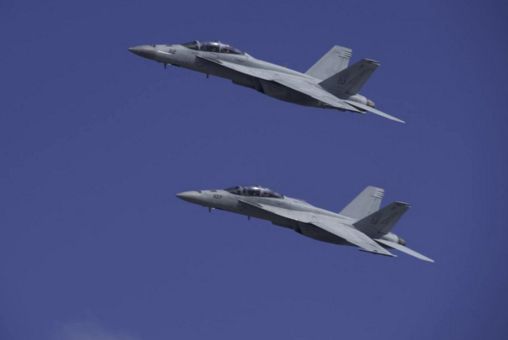 引擎|美军一架超级大黄蜂空中引擎起火 此前有先例