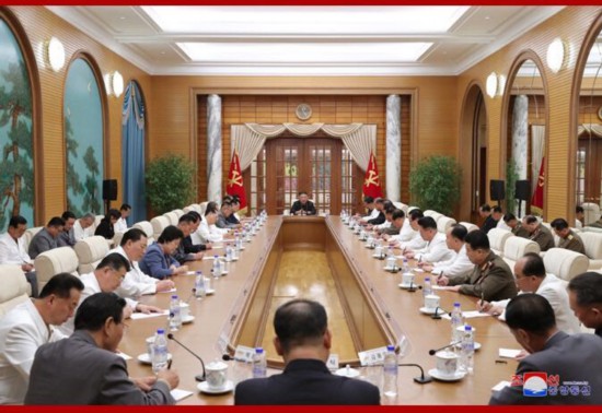 政治局会议|朝鲜召开政治局会议商讨防疫工作,金正恩出席并主持会议