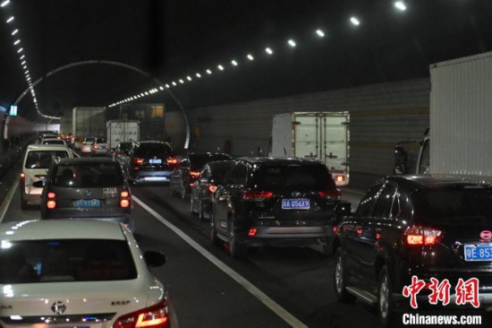 今年中秋国庆假期前夕，广东高速公路已出现拥堵 陈骥旻 摄