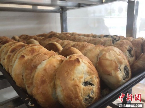 传统手工月饼。 林波 摄