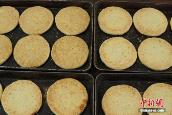 资料图：新鲜出炉的月饼香气扑鼻，令人垂涎。王昊阳 摄