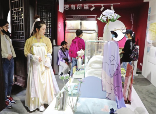 　　&ldquo;茧曰生活&rdquo;丝绸体验馆亮相，吸引不少游人。□记者　杭兴微　摄