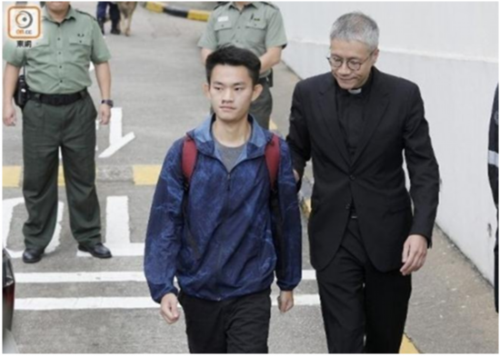  陈同佳（左）（图片来源：港媒）