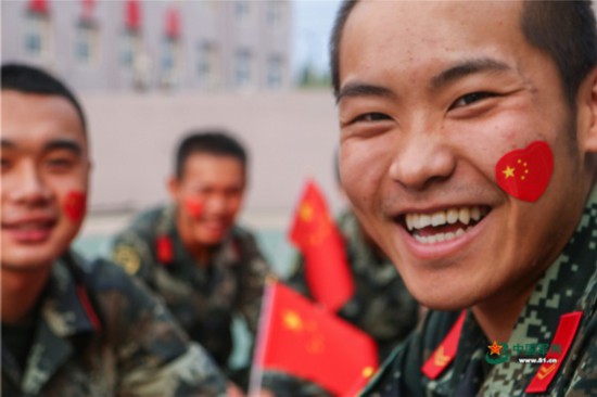 与国旗同框 武警官兵用青春告白祖国