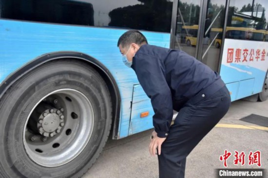 正在检查车况的公交司机商文良。婺城宣传部供图