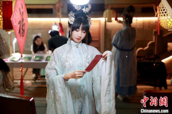 身着汉服的女子逛福建省福州市鼓楼区善化坊藏天园文化夜市。藏天园文化夜市供图