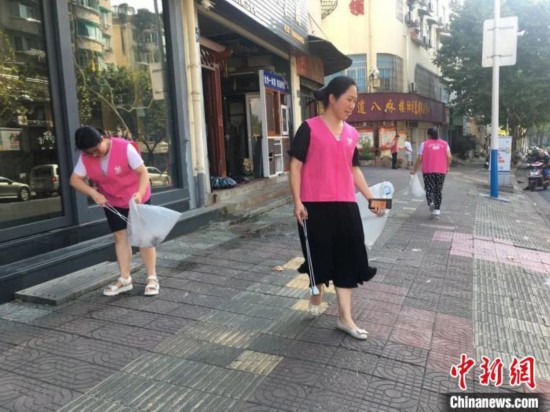 坚守岗位的社区干部。婺城宣传部供图