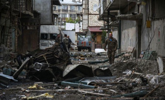  △10月4日纳戈尔诺-卡拉巴赫（纳卡）地区首府斯捷潘纳克特遭到袭击后场景，来自路透社。