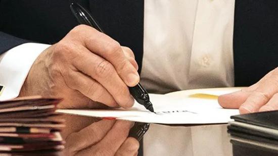 特朗普|特朗普入院72小时：高烧、摆拍和疯狂发推