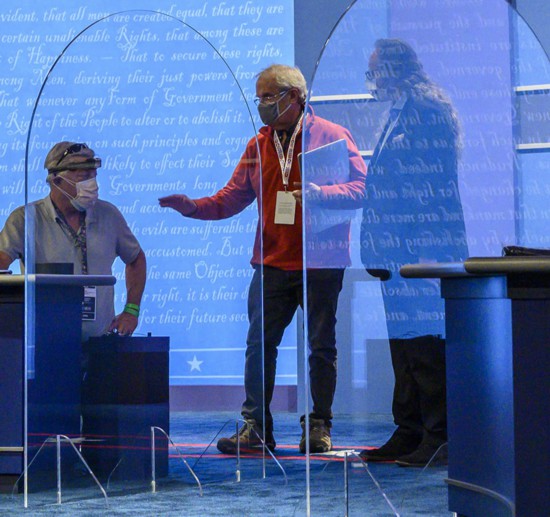 辩论|美副总统候选人隔3.6米辩论 中间竖巨大玻璃板