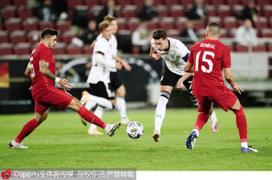 德拉克斯勒（右二）射门