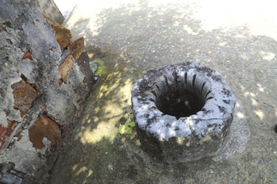 　　▲左图：福庆桥碑　　右图：古井至今能用　　记者璩介力摄