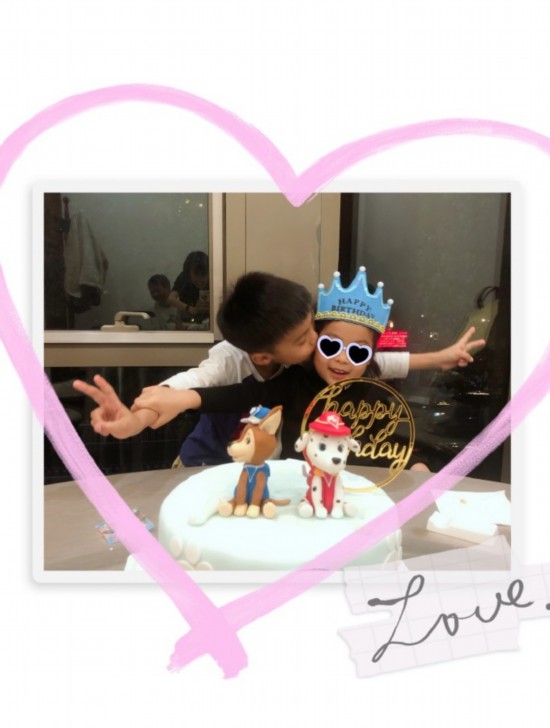 生日|乔振宇女儿四岁生日，父母未出镜但获7岁哥哥香吻