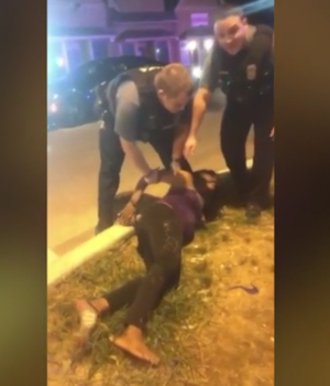 孕妇|美国黑人孕妇被警察当街跪压:怀胎已9月 民众包围市政府抗议