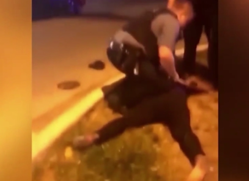 孕妇|美国黑人孕妇被警察当街跪压:怀胎已9月 民众包围市政府抗议