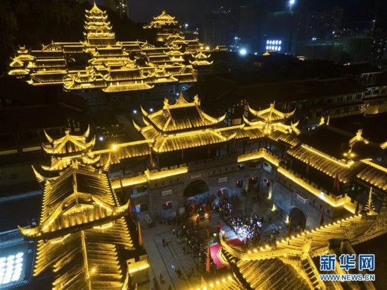 10月7日晚，游客在贵州省遵义市&ldquo;遵义古城&rdquo;游玩（无人机照片）。新华社发（罗星汉 摄）