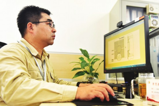 　　③一有灵感，杨启明就及时画图。