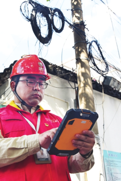 　　④⑤杨启明根据图纸在现场踩点。　　记者王小兵摄