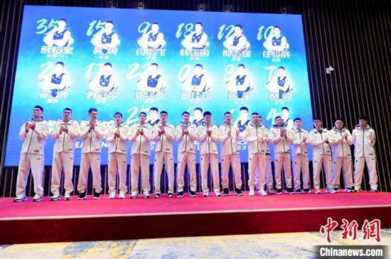 山西汾酒股份男篮全员。 韦亮 摄