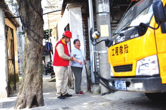 　　②杨启明听取居民的意见。