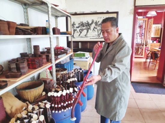 　　王国兴正抓紧时间制作精品二胡，准备参加2020中国江苏二胡之乡民族乐器品鉴展。　　记者管有明摄