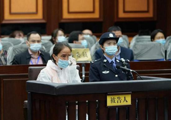  赵丽受审现场。据南宁中院