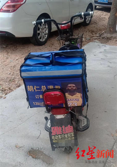 “胡仁总灌君”餐厅的外卖箱印有詹姆斯的照片。