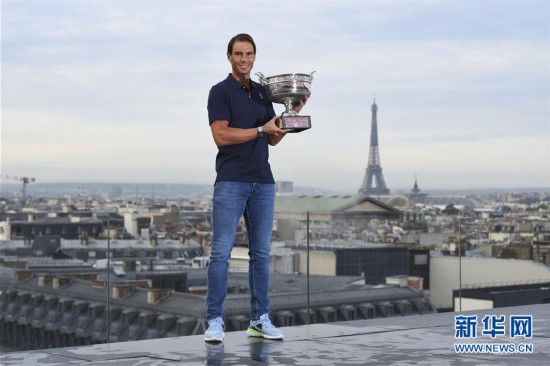 （体育）（4）网球&mdash;&mdash;法网：纳达尔捧杯留影
