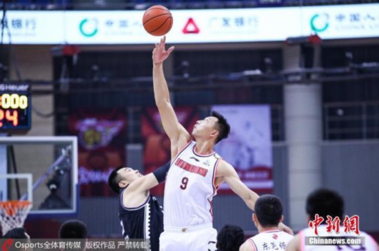 资料图：CBA总决赛，广东队易建联和辽宁队韩德君跳球。图片来源：Osport全体育图片社