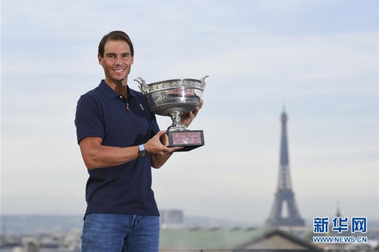 （体育）（1）网球&mdash;&mdash;法网：纳达尔捧杯留影
