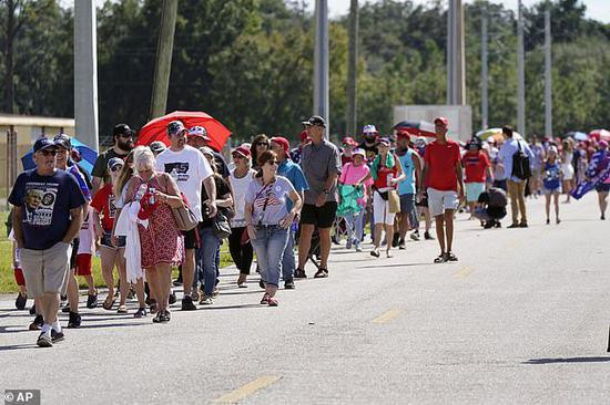 特朗普|特朗普确诊新冠后出席集会 不戴口罩登上空军一号