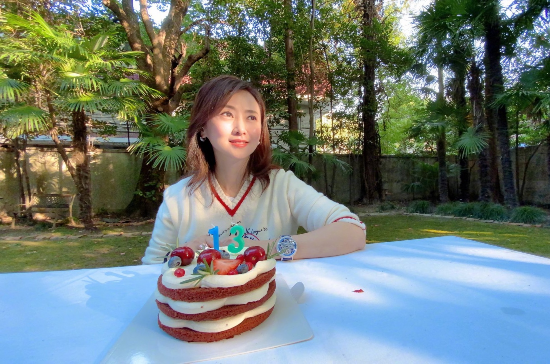 翁虹隔空為女兒慶生母愛滿滿，13歲水晶遺傳好基因顏值超高
