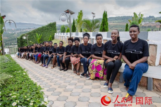 凯文（右一）和团队成员合影。图片由受访者提供