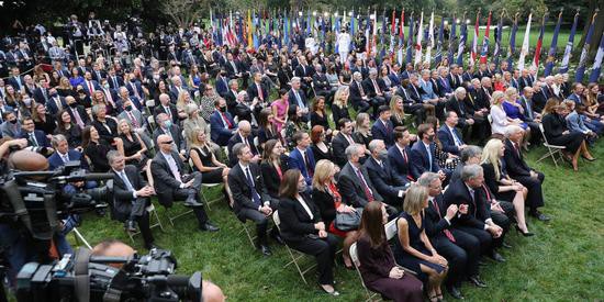 在白宫提名大法官的发布会上,零星数位宾客佩戴口罩。(图源:Getty Images)