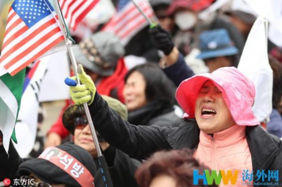 朴槿惠获重刑后,支持者痛哭流涕。(东方IC)