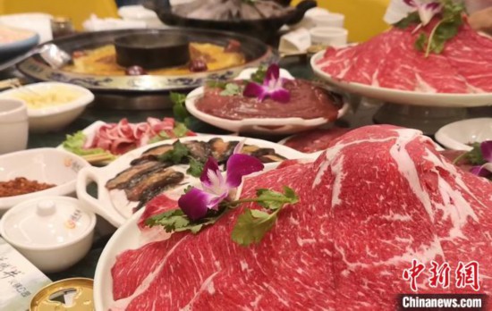 经济观察:中国火锅之都“烫”出新热度