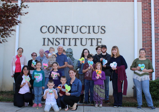 外国友人在特洛伊大学孔子学院门口合影。(图源:特洛伊大学官网)