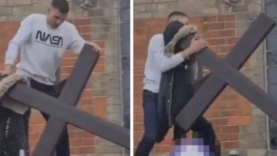 男子|英国一男子破坏教堂屋顶十字架 被警方现场逮捕