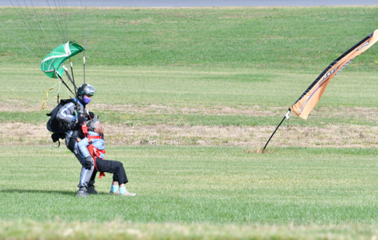 跳伞|美国102岁女兵首次跳伞圆梦 自称受前总统老布什启发