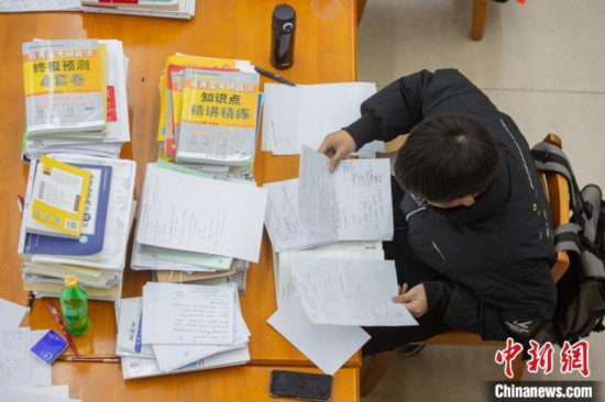 资料图：12月16日，在南昌大学图书馆自习室内，考生正在紧张复习。　刘力鑫 摄